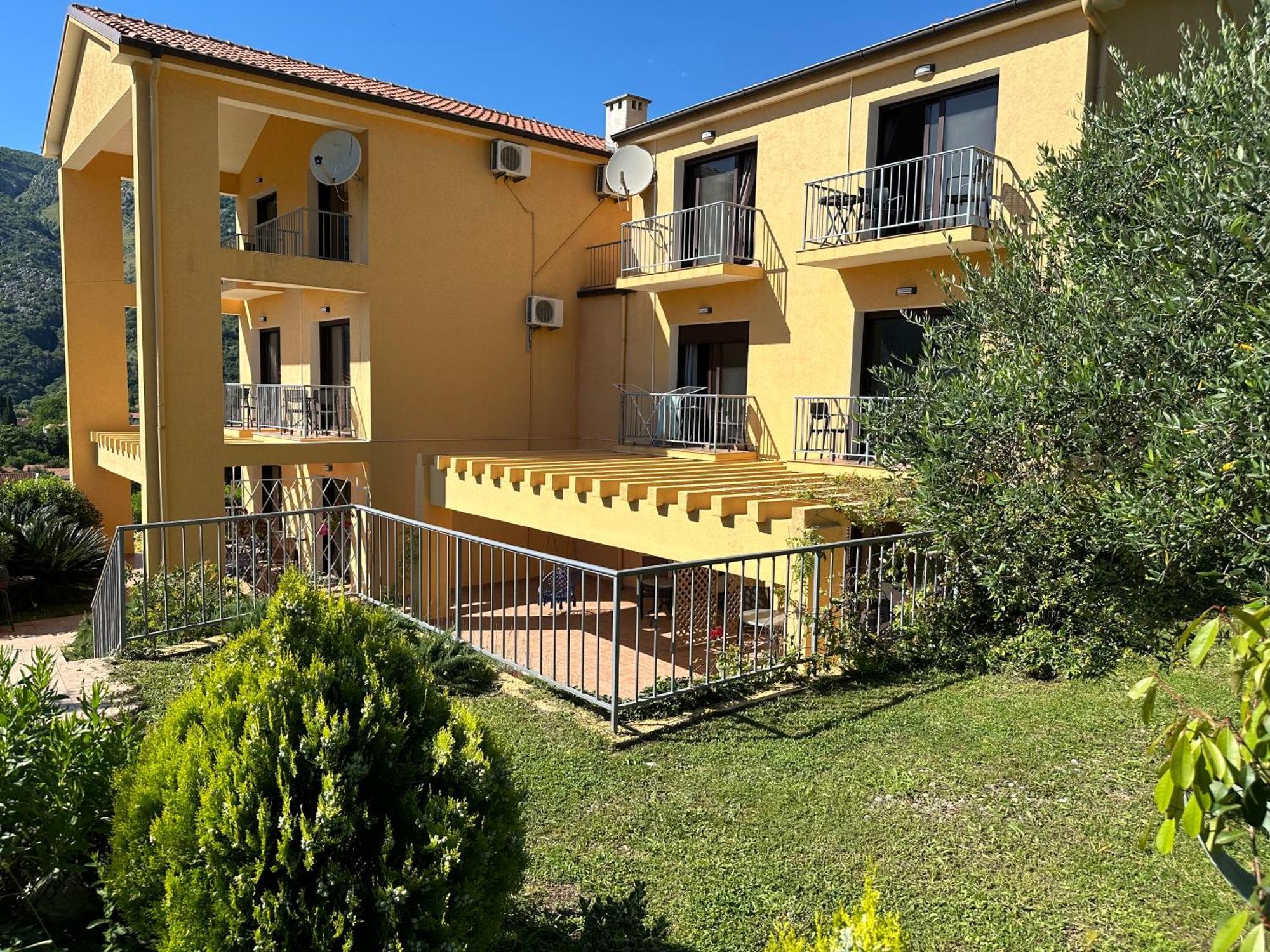 Villa Risan Apartments Bagian luar foto