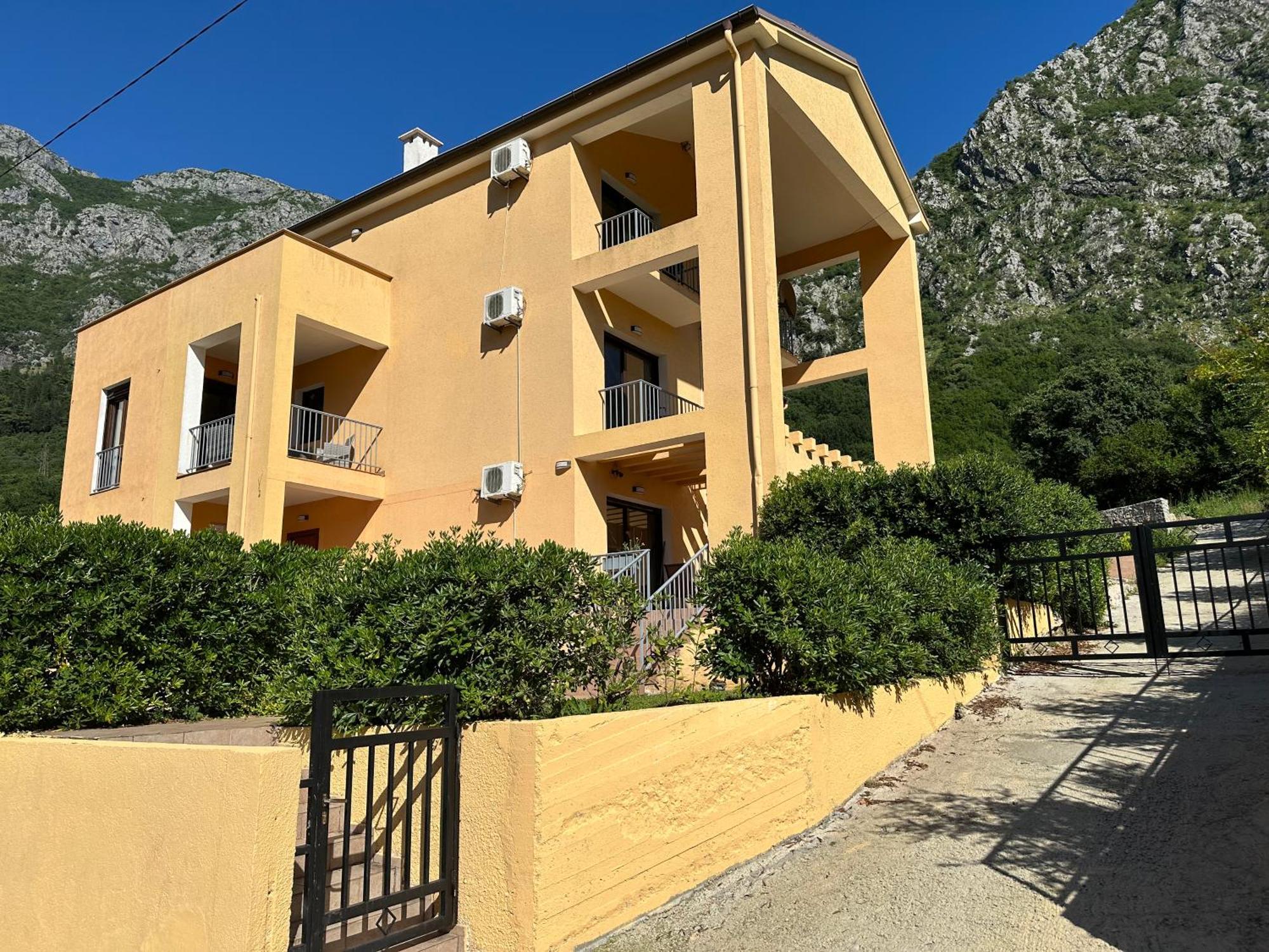 Villa Risan Apartments Bagian luar foto
