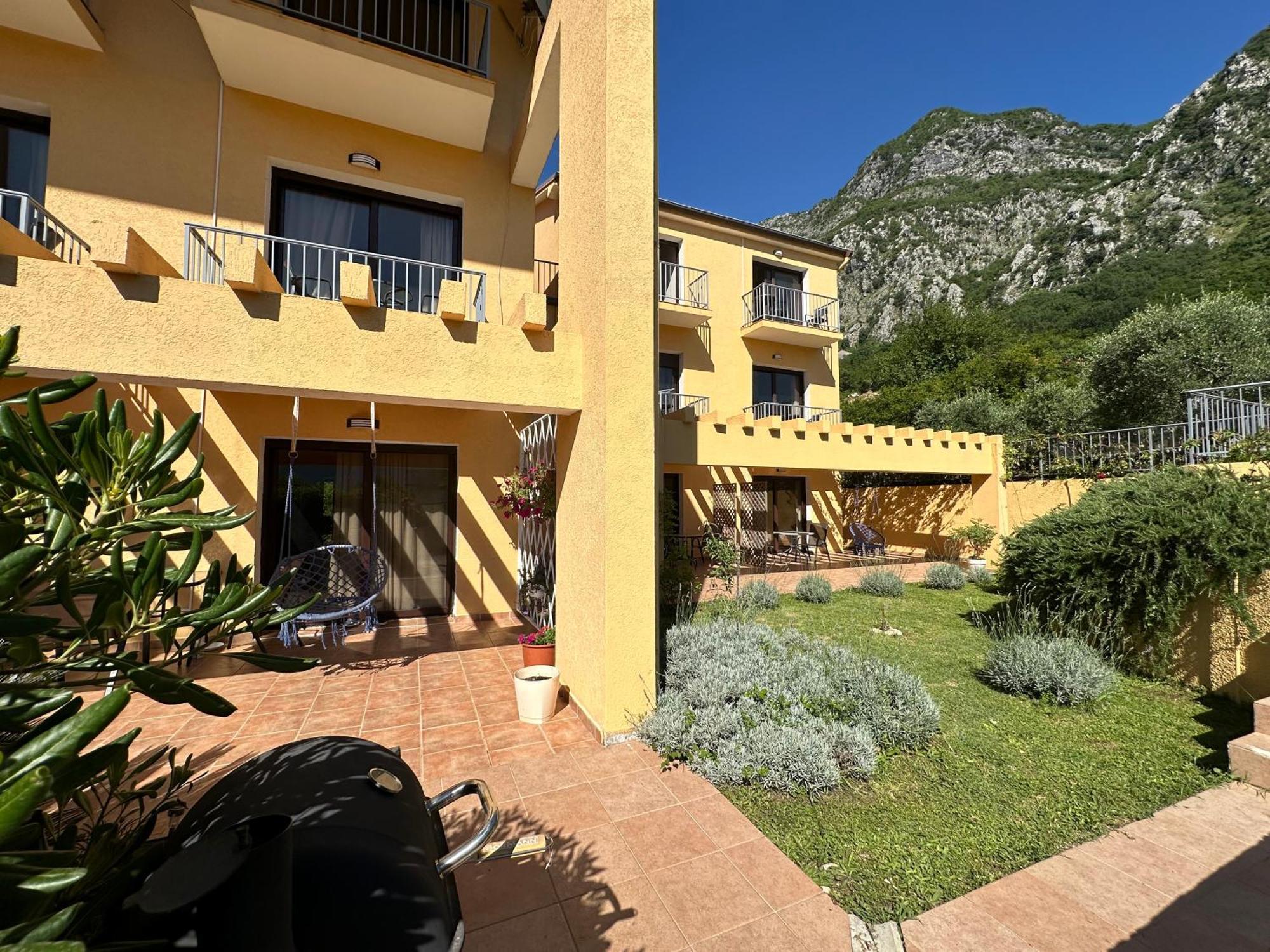 Villa Risan Apartments Bagian luar foto