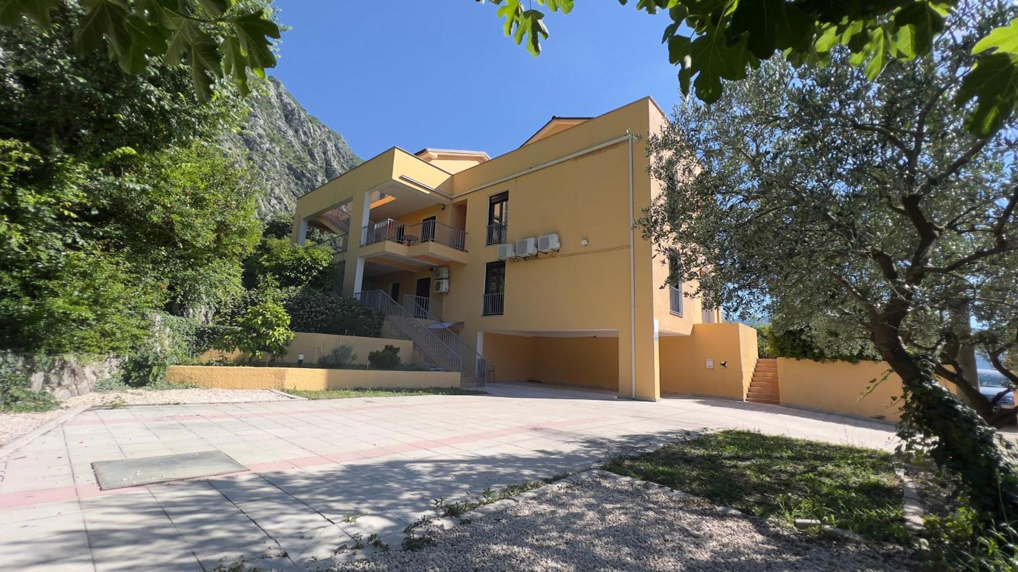 Villa Risan Apartments Bagian luar foto