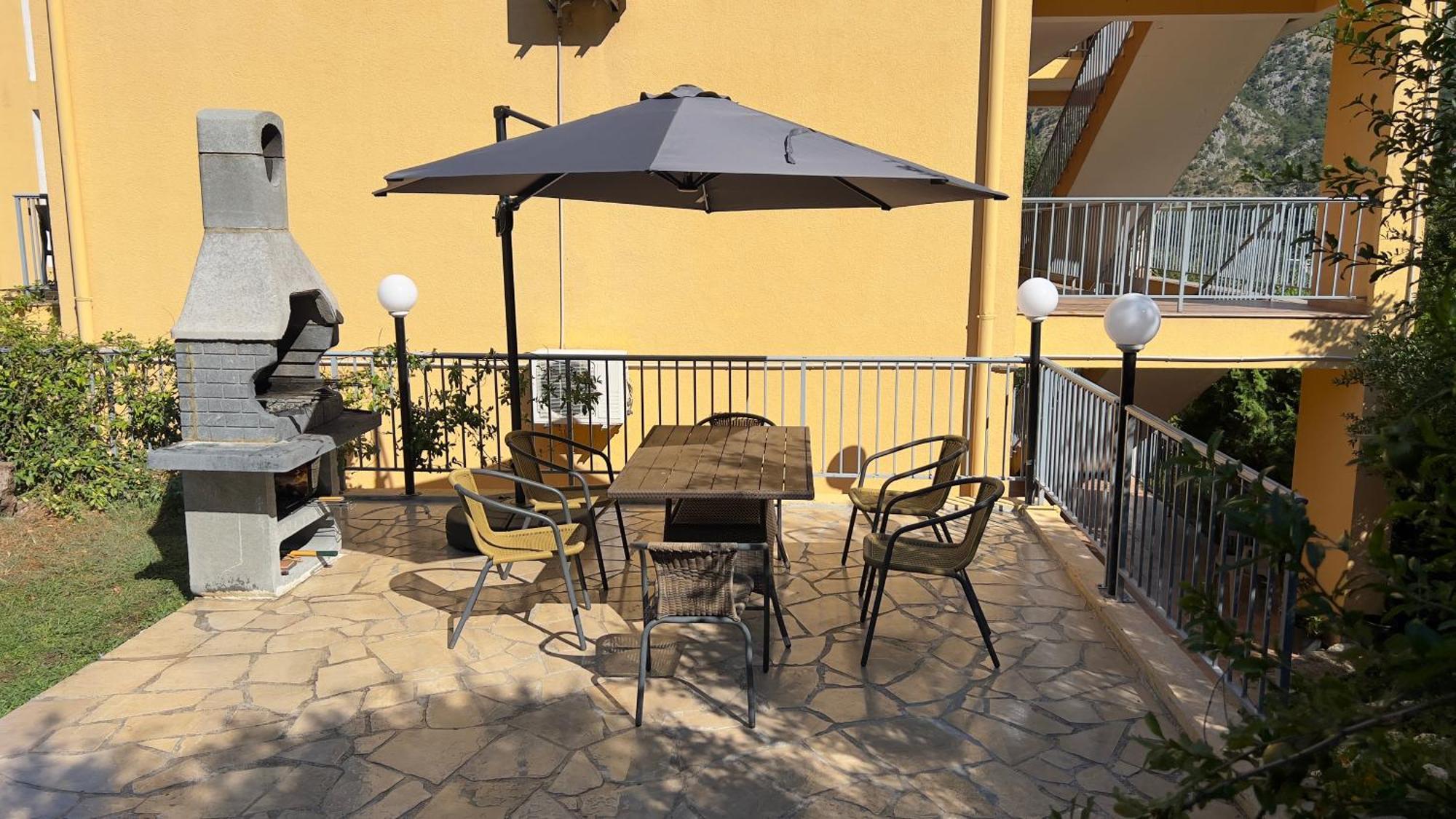 Villa Risan Apartments Bagian luar foto